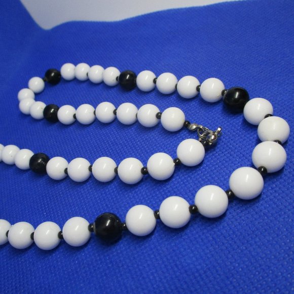 PLASTIC BEADED NECKLACE Black White Beaded Necklace White Beads Black Seed Beads - Picture 3 of 8